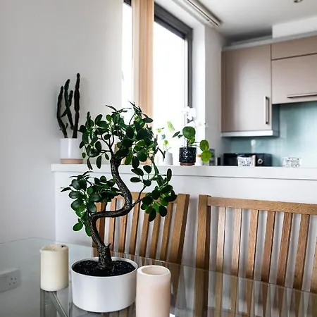 Apartment - Shadwell - Wrap Around Balcony W Scenic View *