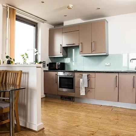- Shadwell - Wrap Around Balcony W Scenic View Apartment