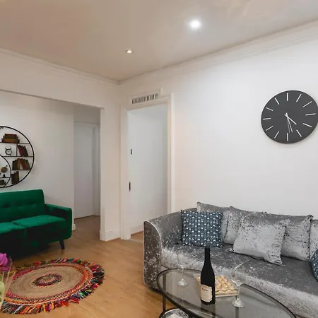 شقة **authentic & Spacious 5 Bed Apartment/hyde Park** *