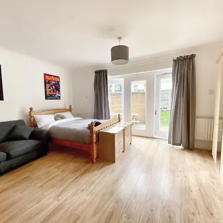 Excel With Parking Apartment London