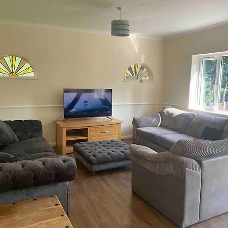 Holiday home 3 Bedroom Bungalow Set In Private Woodlands. Upminster