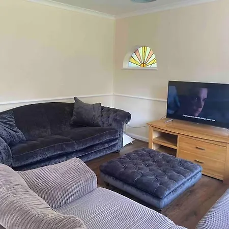 3 Bedroom Bungalow Set In Private Woodlands. Upminster