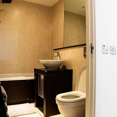 - Shadwell - Wrap Around Balcony W Scenic View * London