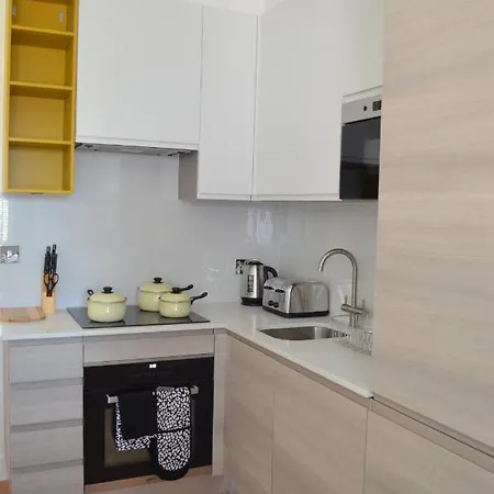 Deluxe And Modern In Sydenham *
