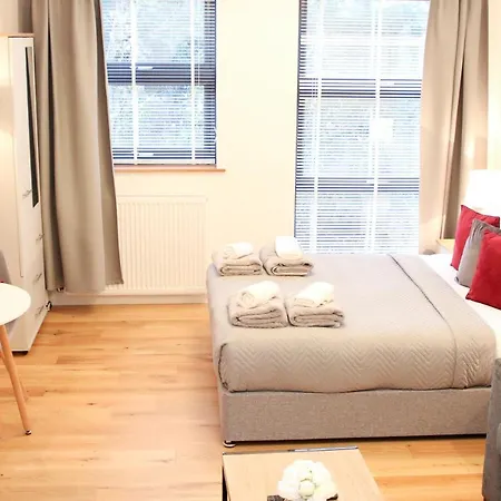 Executive Bright And Airy In Sydenham *