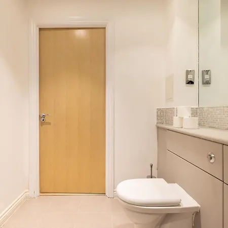 The Nine Elms Lane Arms - Stunning & Bright 2bdr Flat London