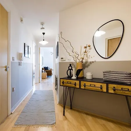 The Nine Elms Lane Arms - Stunning & Bright 2bdr Flat * London