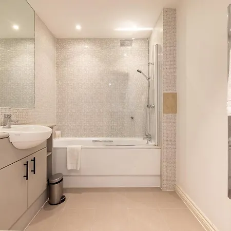 The Nine Elms Lane Arms - Stunning & Bright 2bdr Flat * London