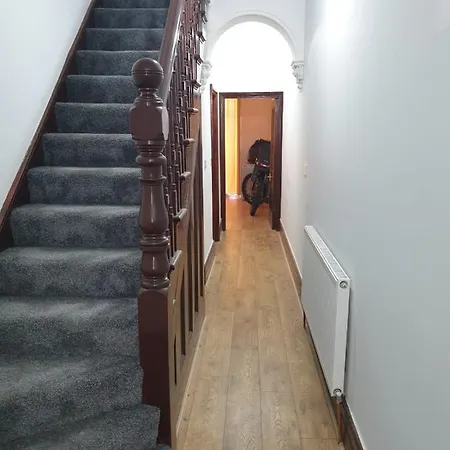 Проживание в семье Burney Tomar House *