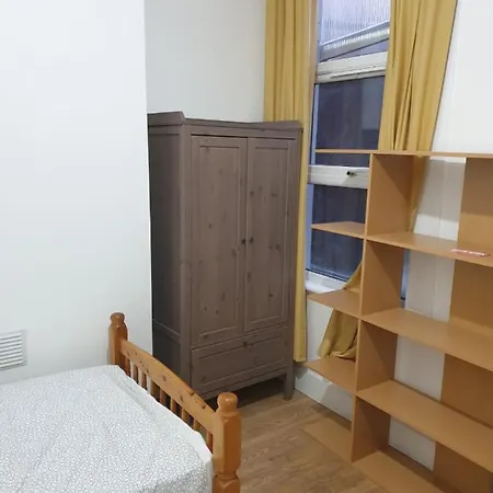 Burney Tomar House * Кройдон