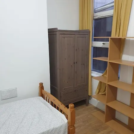 Проживание в семье Burney Tomar House Кройдон