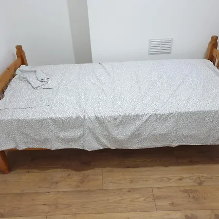 Проживание в семье Burney Tomar House *