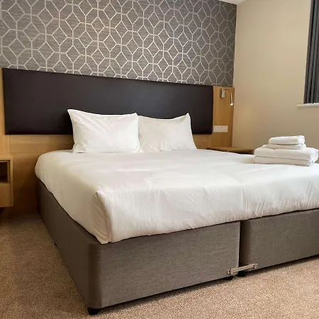 Western Northfields Ealing 3* London