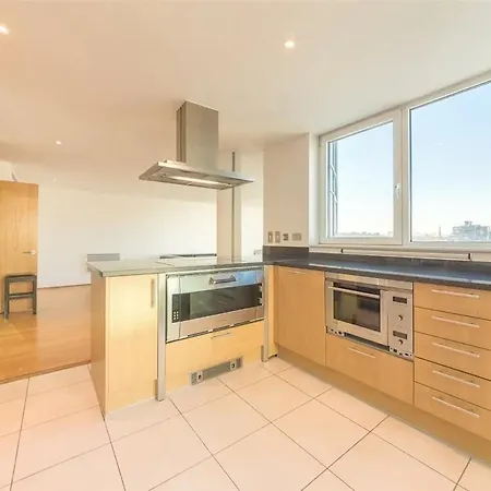 Apartment Panoramic Riverside Facing - 2 Bed - 2 Bath - 2 Balconies - In Nine Elms