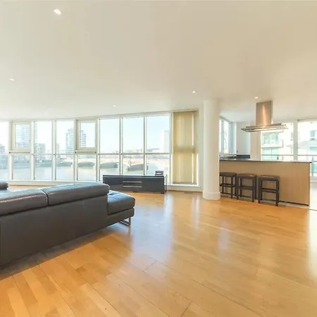 Panoramic Riverside Facing - 2 Bed - 2 Bath - 2 Balconies - In Nine Elms Apartment