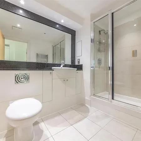 Panoramic Riverside Facing - 2 Bed - 2 Bath - 2 Balconies - In Nine Elms Apartment *