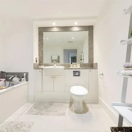 Panoramic Riverside Facing - 2 Bed - 2 Bath - 2 Balconies - In Nine Elms * London