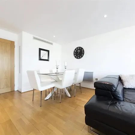 Panoramic Riverside Facing - 2 Bed - 2 Bath - 2 Balconies - In Nine Elms Apartment