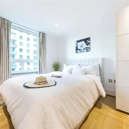 Apartment Panoramic Riverside Facing - 2 Bed - 2 Bath - 2 Balconies - In Nine Elms *