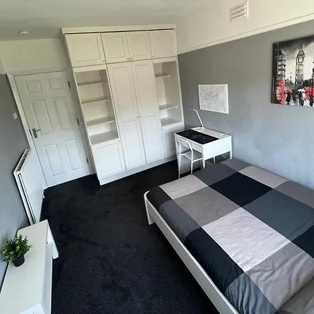 Guest house Beddington Park East *
