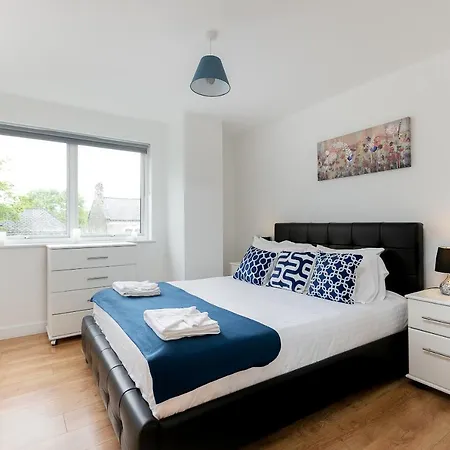 Skyvillion - Cozy In Town With Free Parking & Wifi * Enfield