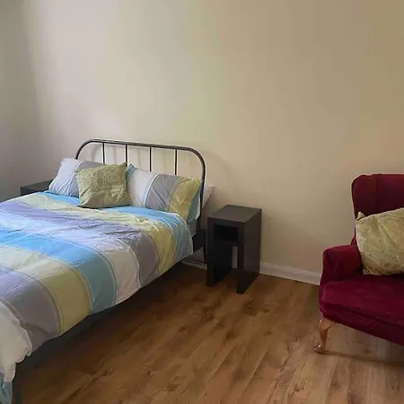 3 Bedroom Bungalow Set In Private Woodlands. * Upminster