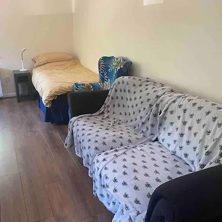 Holiday home 3 Bedroom Bungalow Set In Private Woodlands. Upminster