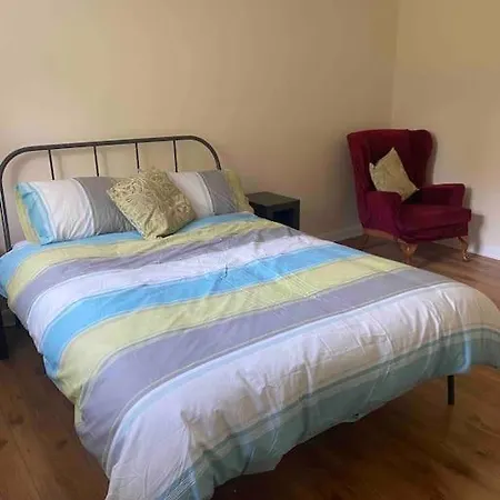 3 Bedroom Bungalow Set In Private Woodlands. Holiday home Upminster