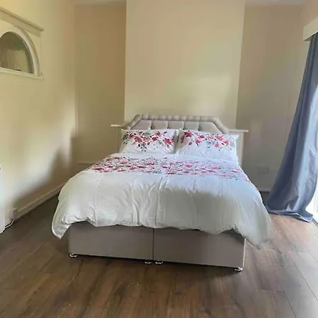 3 Bedroom Bungalow Set In Private Woodlands. * Upminster