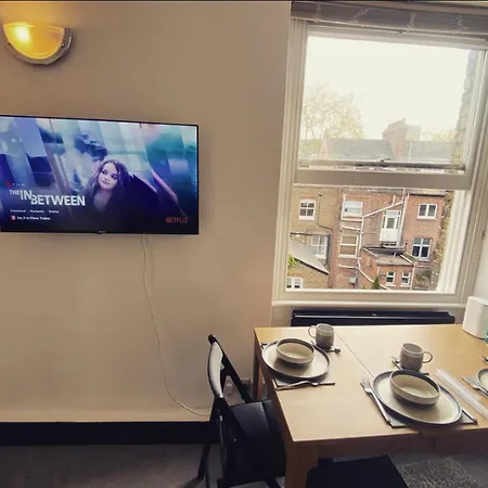 Complete 1 Bedroom With Wi-fi, Kitchen, Tv In Heart Of Chiswick, Appartement Londen