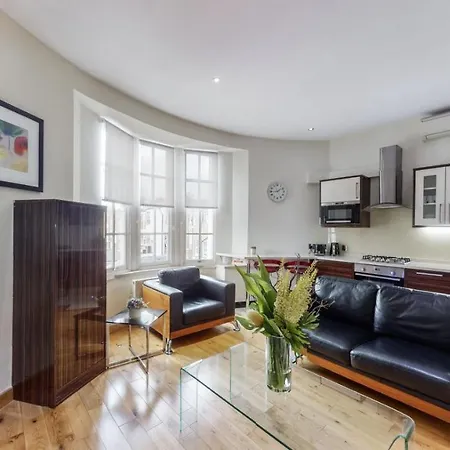 Baker Street Apartment *
