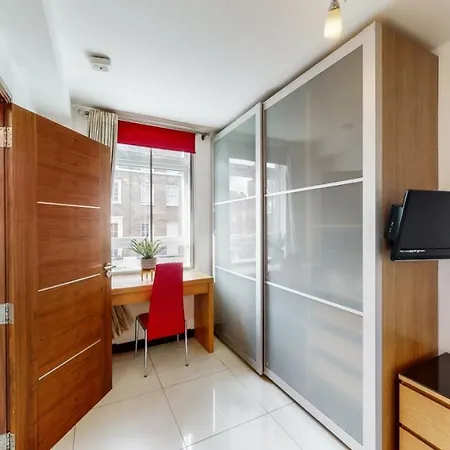 Baker Street Apartment *