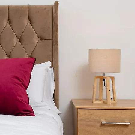 **authentic & Spacious 5 Bed Apartment/hyde Park** شقة *