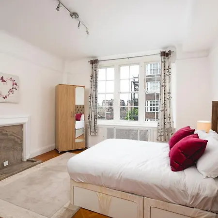 **authentic & Spacious 5 Bed Apartment/hyde Park** شقة