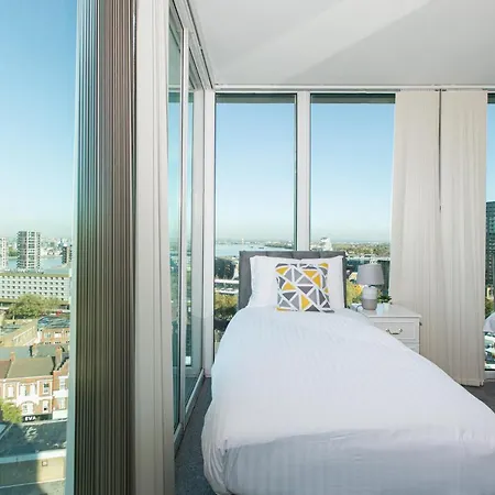 Skyvillion - 3bed Penthouse Near Airport, O2 Arena, Excel Centre With Parking Apartment