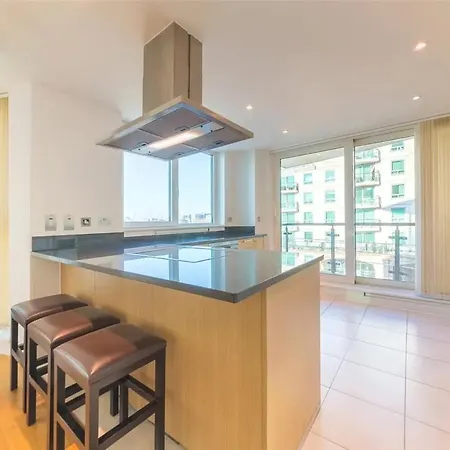 Apartment Panoramic Riverside Facing - 2 Bed - 2 Bath - 2 Balconies - In Nine Elms London