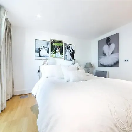 Apartment Panoramic Riverside Facing - 2 Bed - 2 Bath - 2 Balconies - In Nine Elms *