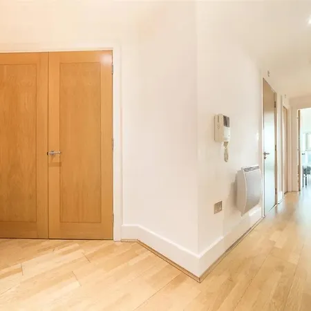 Apartment Panoramic Riverside Facing - 2 Bed - 2 Bath - 2 Balconies - In Nine Elms London