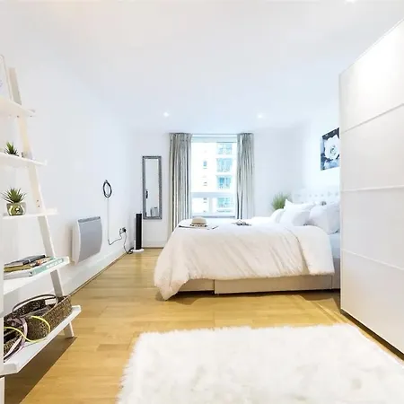 Apartment Panoramic Riverside Facing - 2 Bed - 2 Bath - 2 Balconies - In Nine Elms *