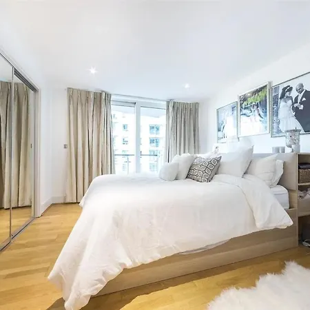 Apartment Panoramic Riverside Facing - 2 Bed - 2 Bath - 2 Balconies - In Nine Elms *