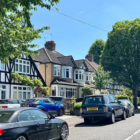 Guest house Beddington Park East