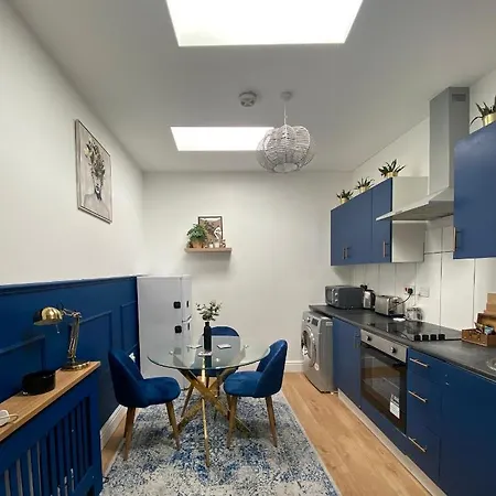 Large 1 Bed Serviced Apartment In The Town Centre *