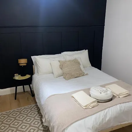 Large 1 Bed Serviced Apartment In The Town Centre Apartment *