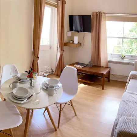 Chelsea Terrace: Traditional Flat With Balcony Apartment