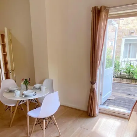 Chelsea Terrace: Traditional Flat With Balcony Apartment *
