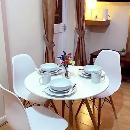 Chelsea Terrace: Traditional Flat With Balcony London