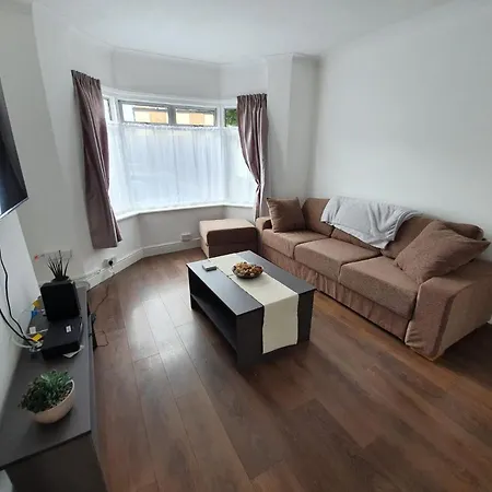 West Drayton Lovely 2-bedroom Ground Floor Flat With Garden *