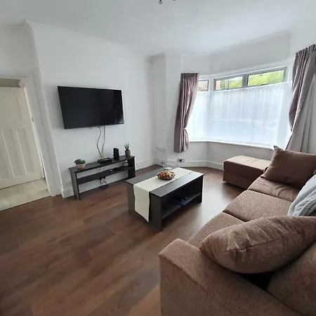 West Drayton Lovely 2-bedroom Ground Floor Flat With Garden Apartment