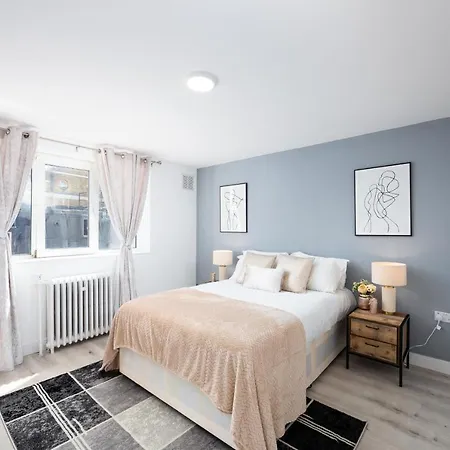 Spacious 4 Bedroom House Next To Kensington Palace * Londen