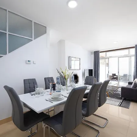 Spacious 4 Bedroom House Next To Kensington Palace Apartment